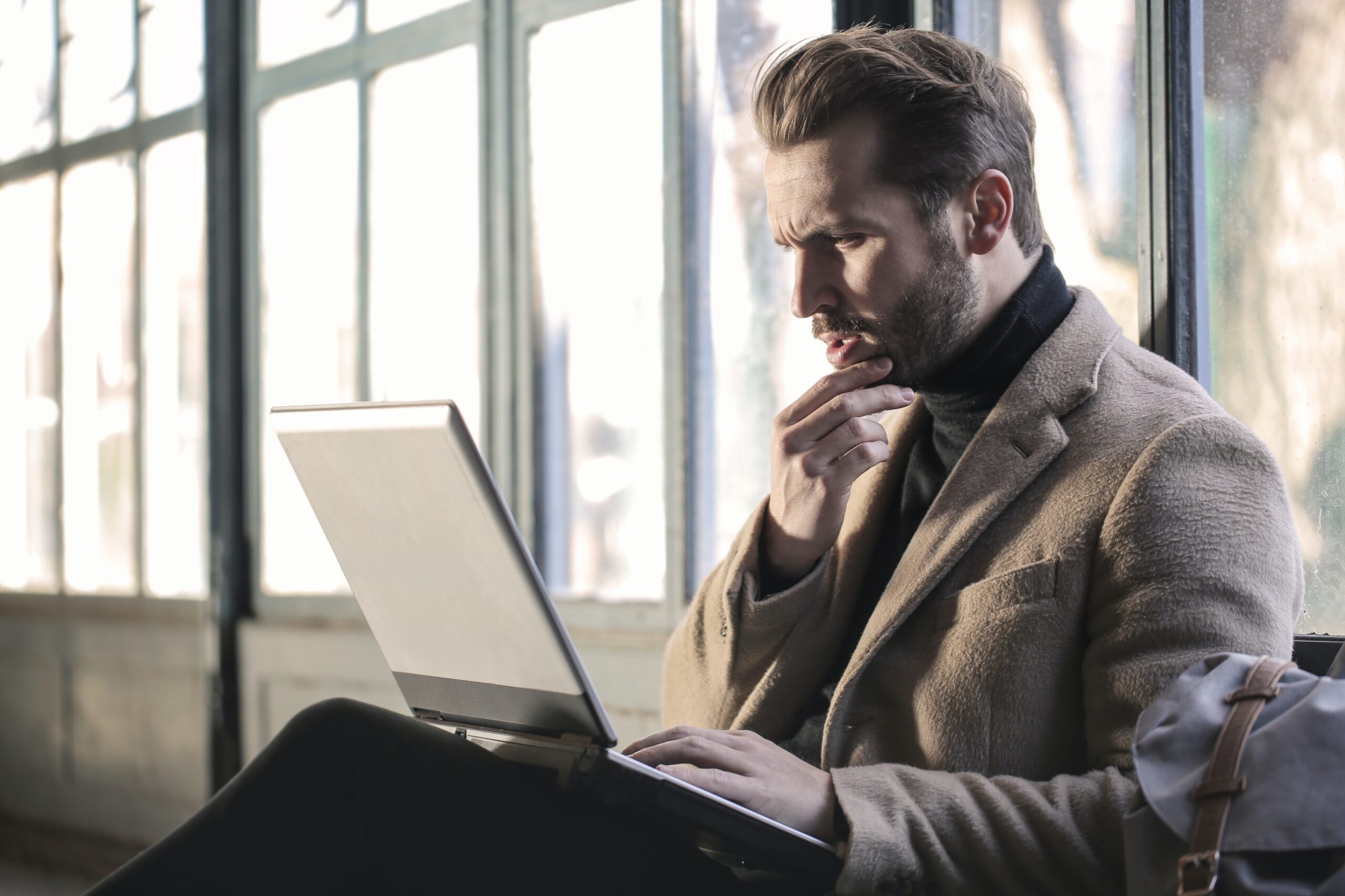 Un homme se demande devant son ordinateur comment marche les assurances