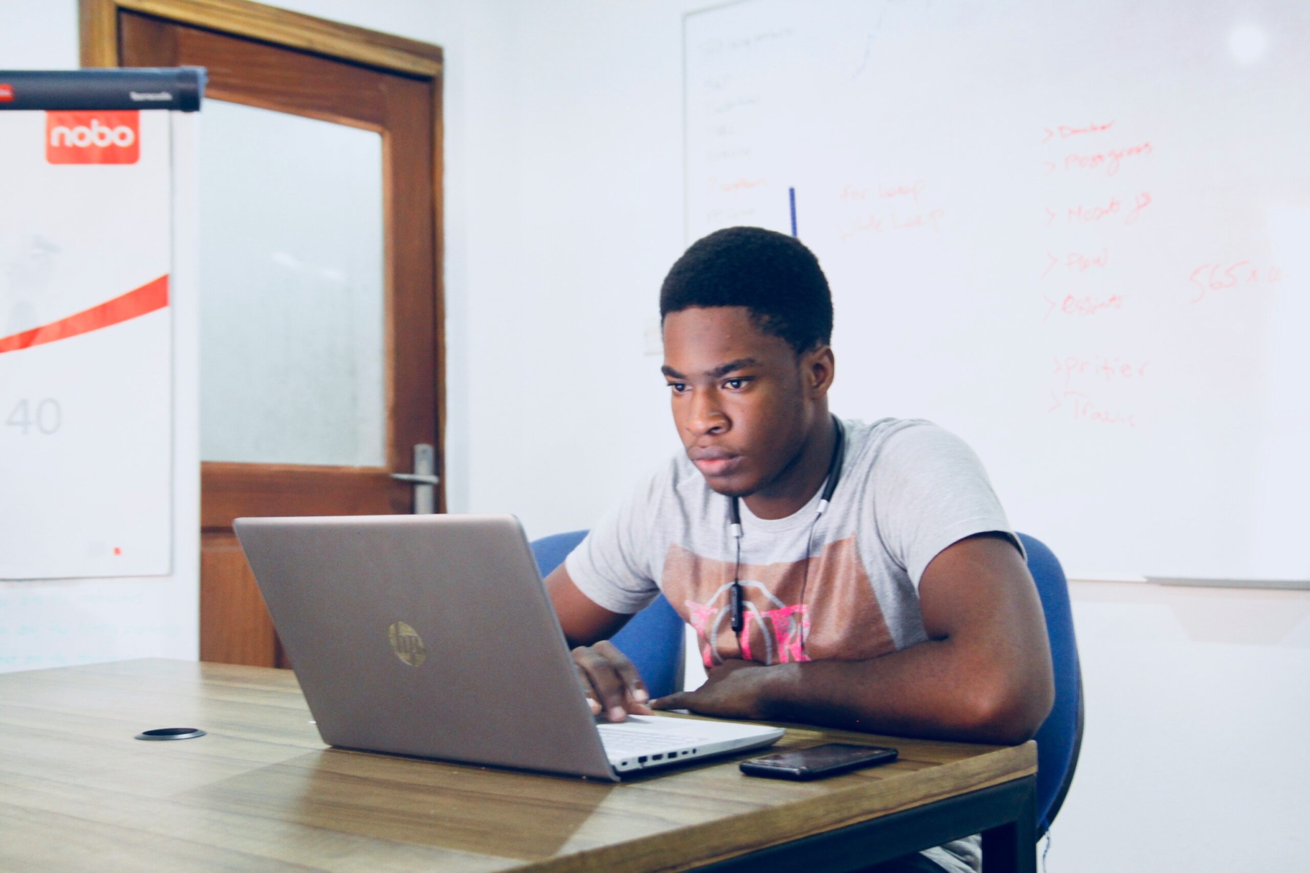 Employé recherchant une mutuelle jeune actif sur son ordinateur