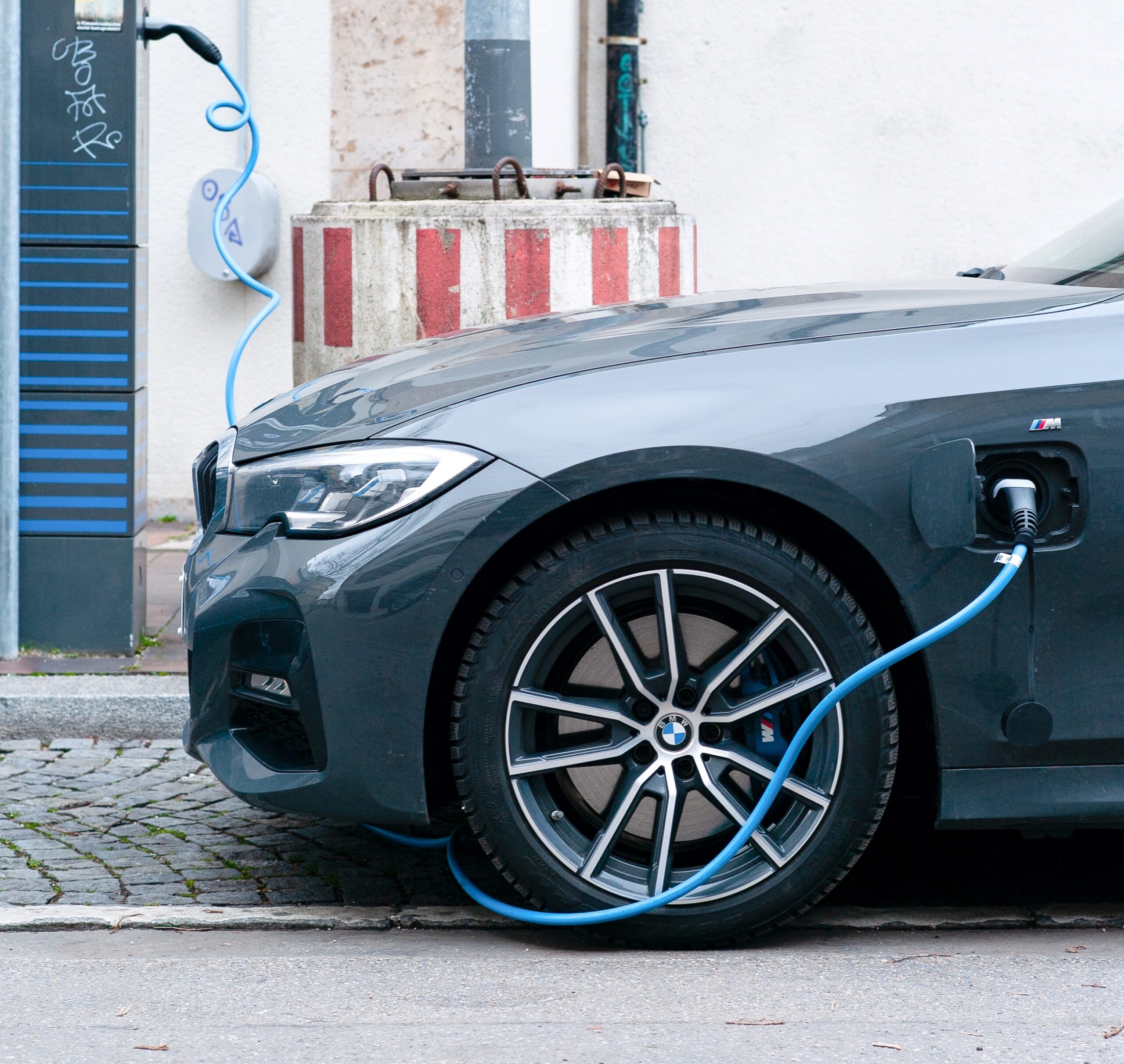 BMW électrique en charge bénéficiant du bonus écologique